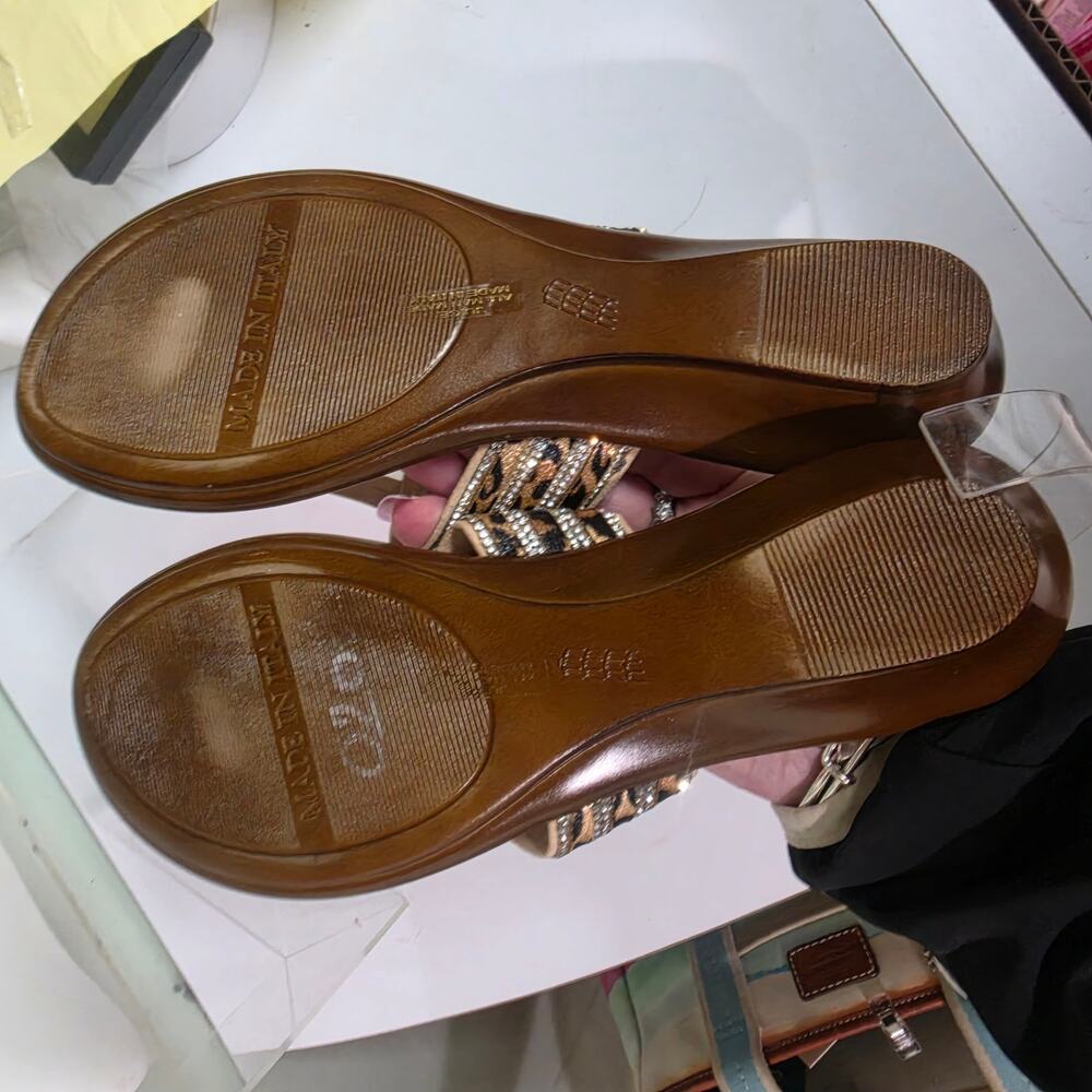 ITALIAN SHOEMAKERS Cushion soles sandals thong flip flop leopard design. 7.5 - Picture 8 of 8